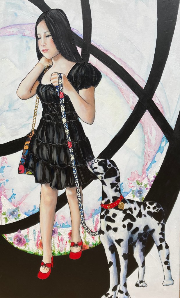 Jeune femme marchant avec son grand dalmation