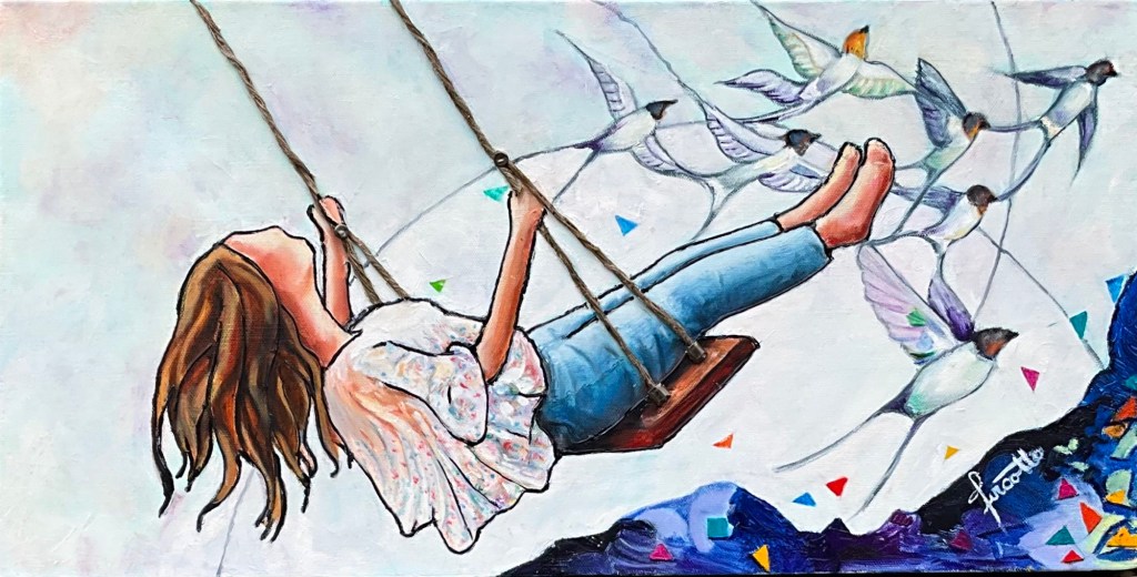Femme qui se balance entourée d’oiseaux qui s’envole
