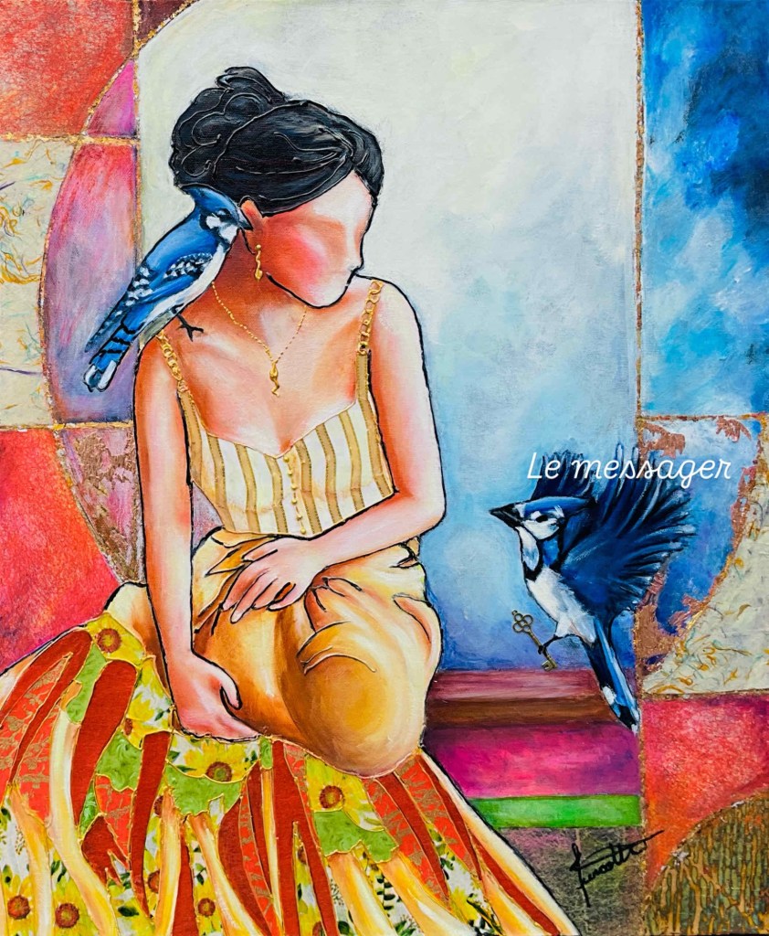 Femme assise sur le bord d’une fenêtre, un geai bleu sur son épaule et un autre Geai bleu tenant une clé dans ses pattes