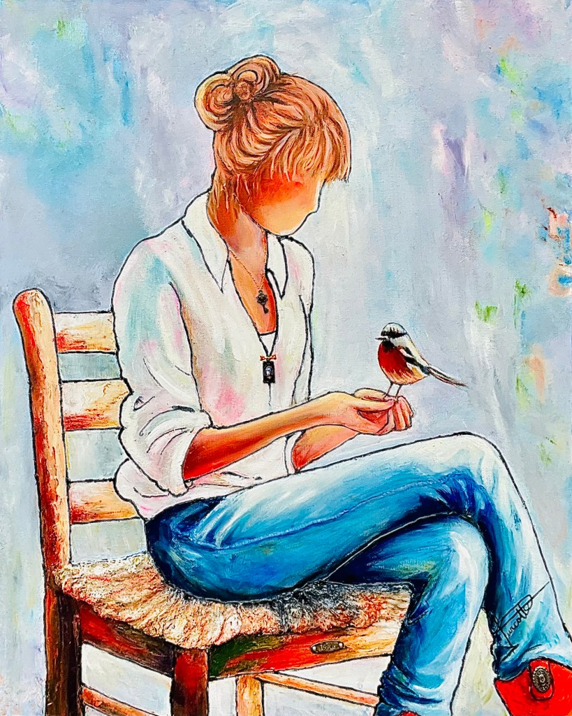 Femme assise sur une chaise antique, tenant un oiseau dans ses mains comme s'il pouvait lui apporter des réponses tandis qu'elle cherche un sens à sa vie.
