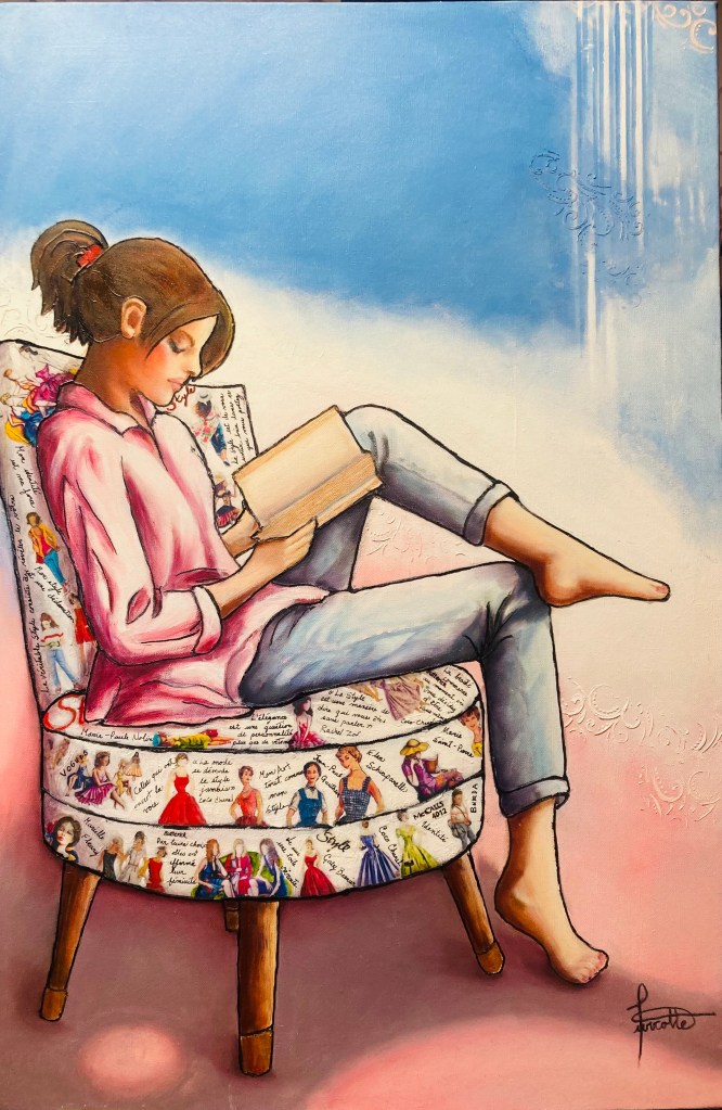 hommage aux créateurs et créatrices de mode, Jeune femme assise sur une chaise affichant des images de mode, Celles qui ont affirmé leur identité